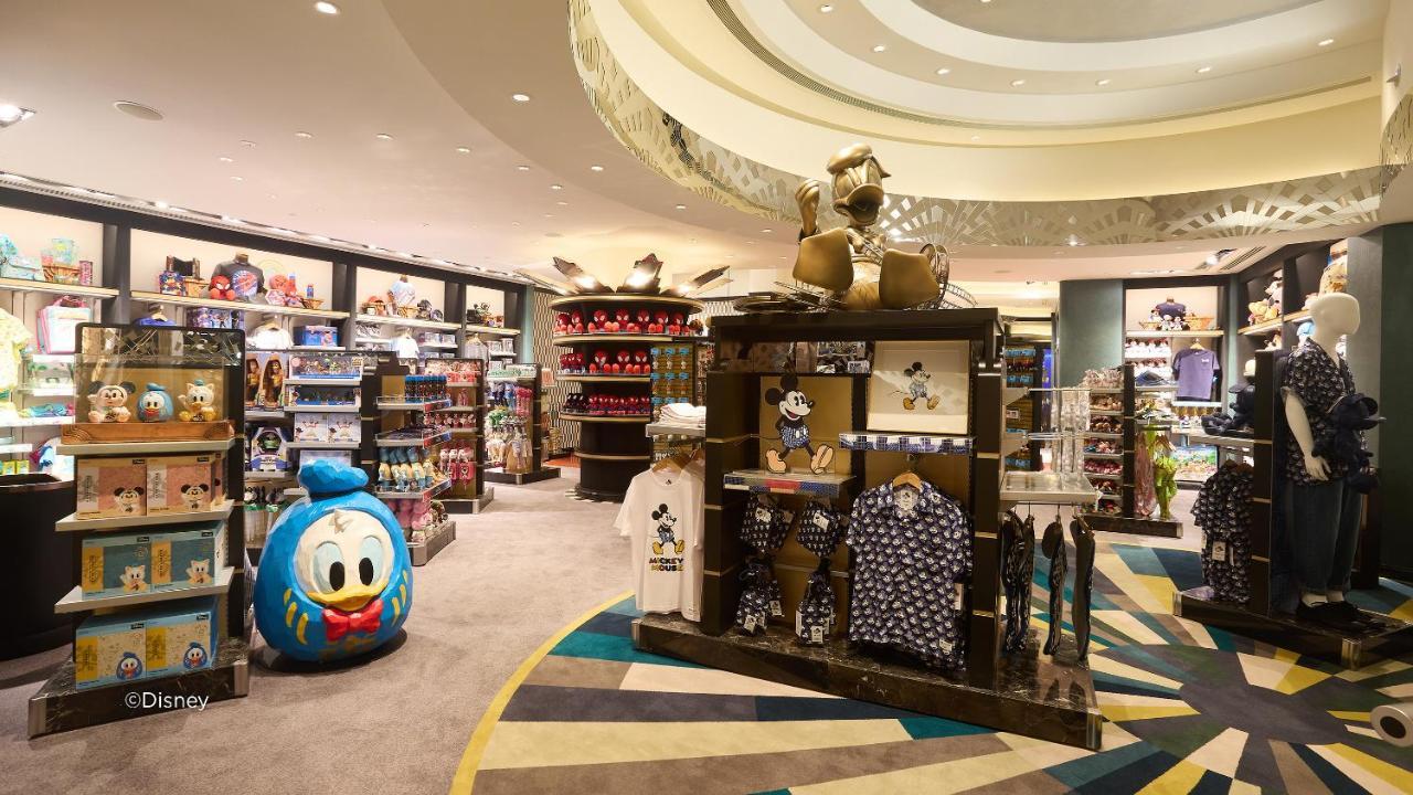 디즈니스 할리우드 호텔 홍콩 외부 사진 The interior of the Disney Store in Shanghai